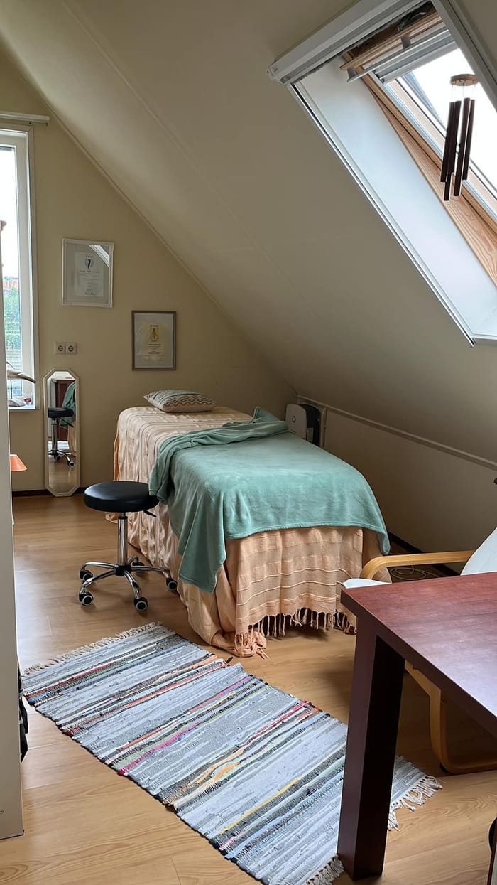 De praktijkruimte van Body & Soul met behandeltafel en zacht daglicht